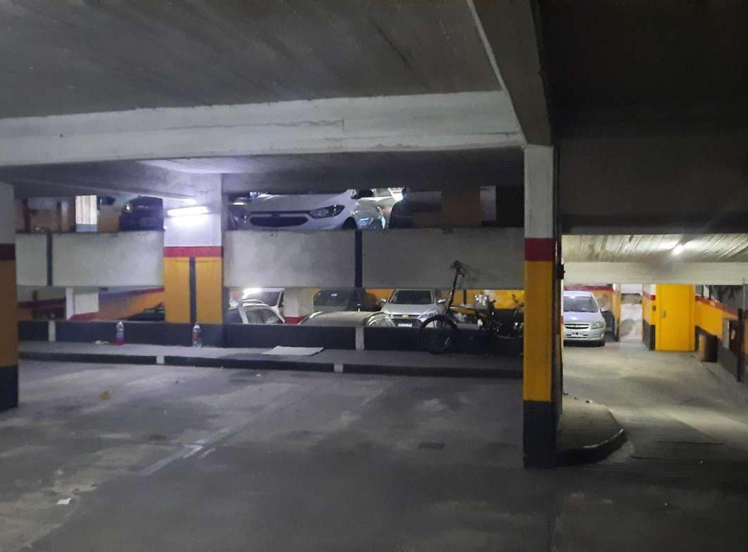 Foto de VENTA AMPLIA COCHERA FIJA CON SEGURIDAD 24 HS, imagen 5