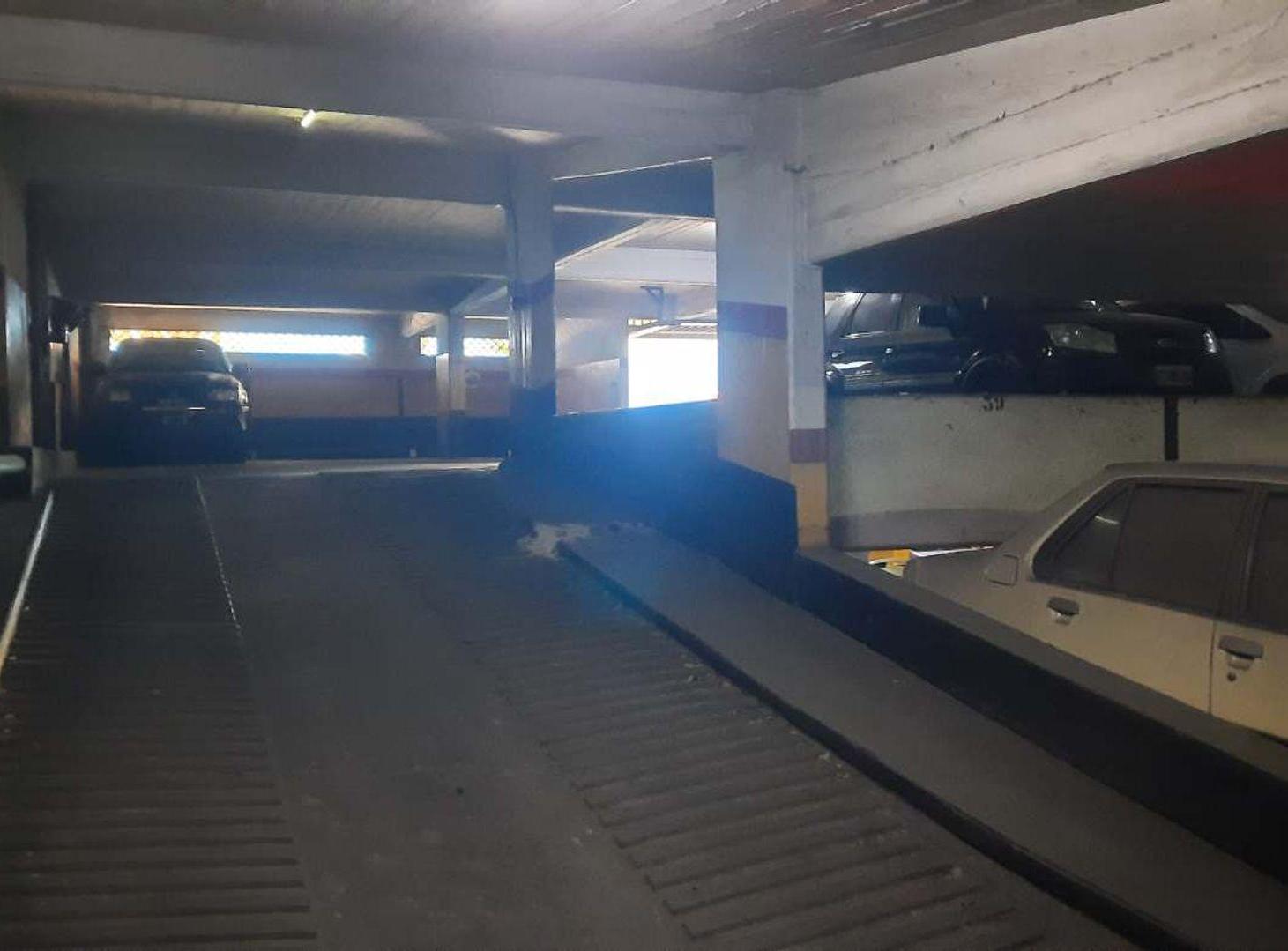 Foto de VENTA AMPLIA COCHERA FIJA CON SEGURIDAD 24 HS, imagen 2
