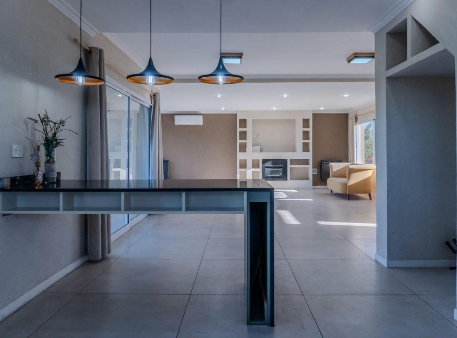 Foto de Casa 6 ambientes en venta en EL CANTON con pileta, imagen 3
