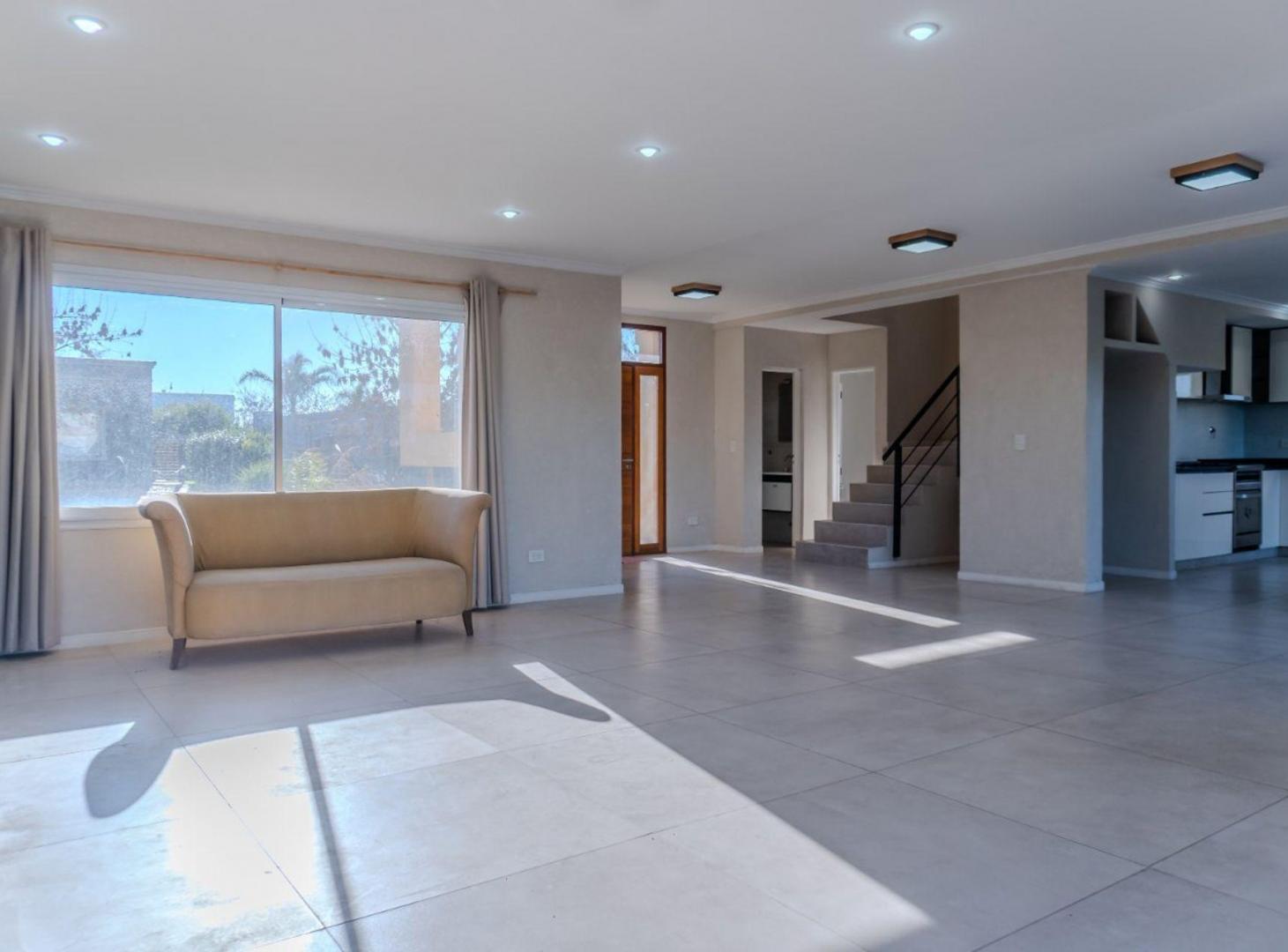 Foto de Casa 6 ambientes en venta en EL CANTON con pileta, imagen 2