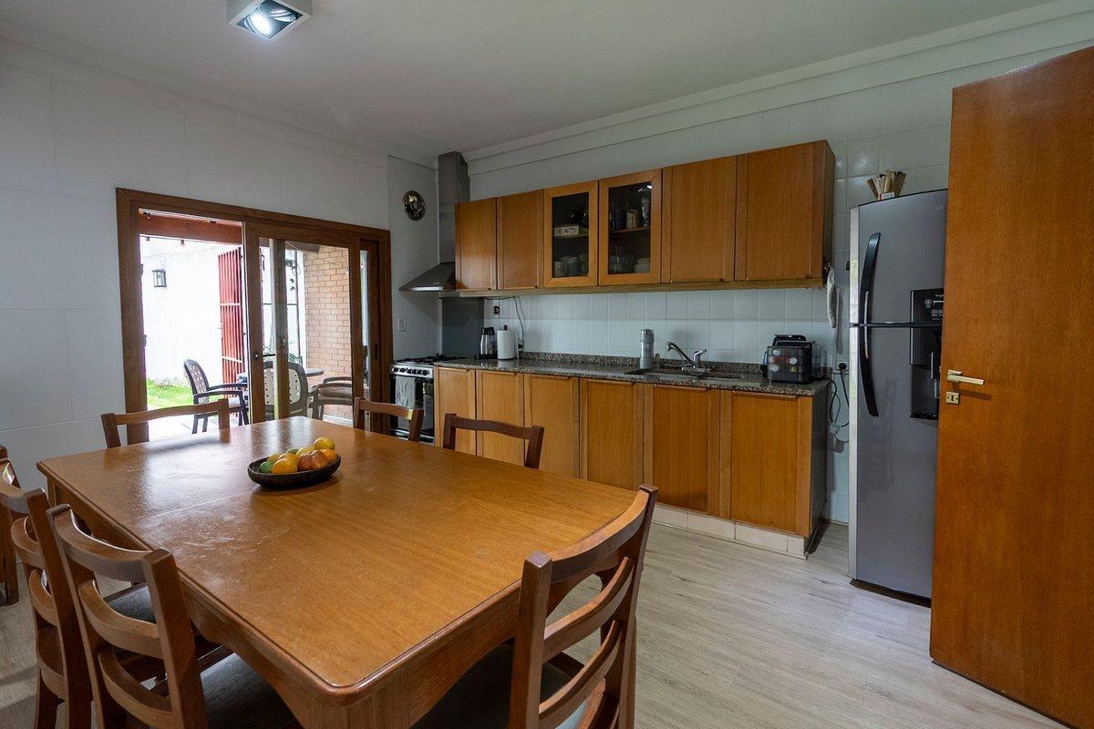 Foto de Venta 5 amb + playroom, cochera, jardin, quincho., imagen 5