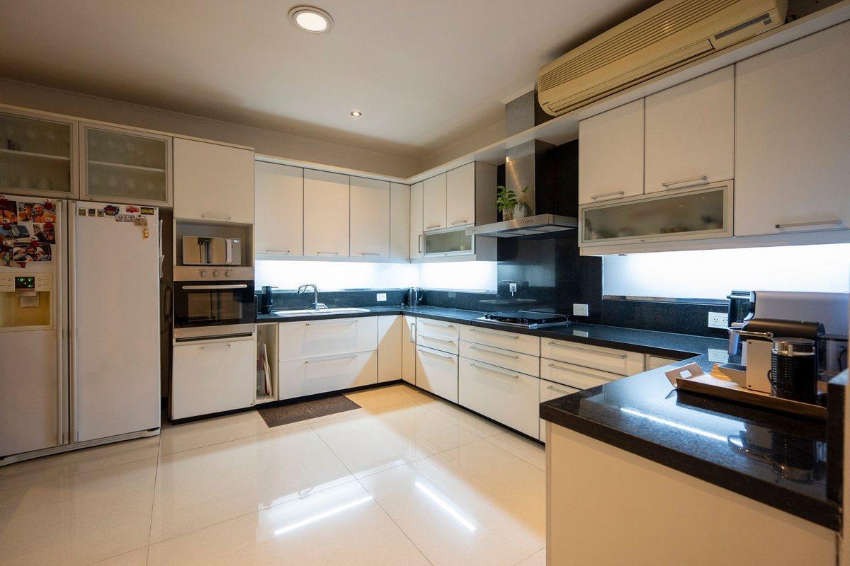 Foto de Venta Casa, 5 amb, 2 cocheras, Quincho, Pileta, imagen 5