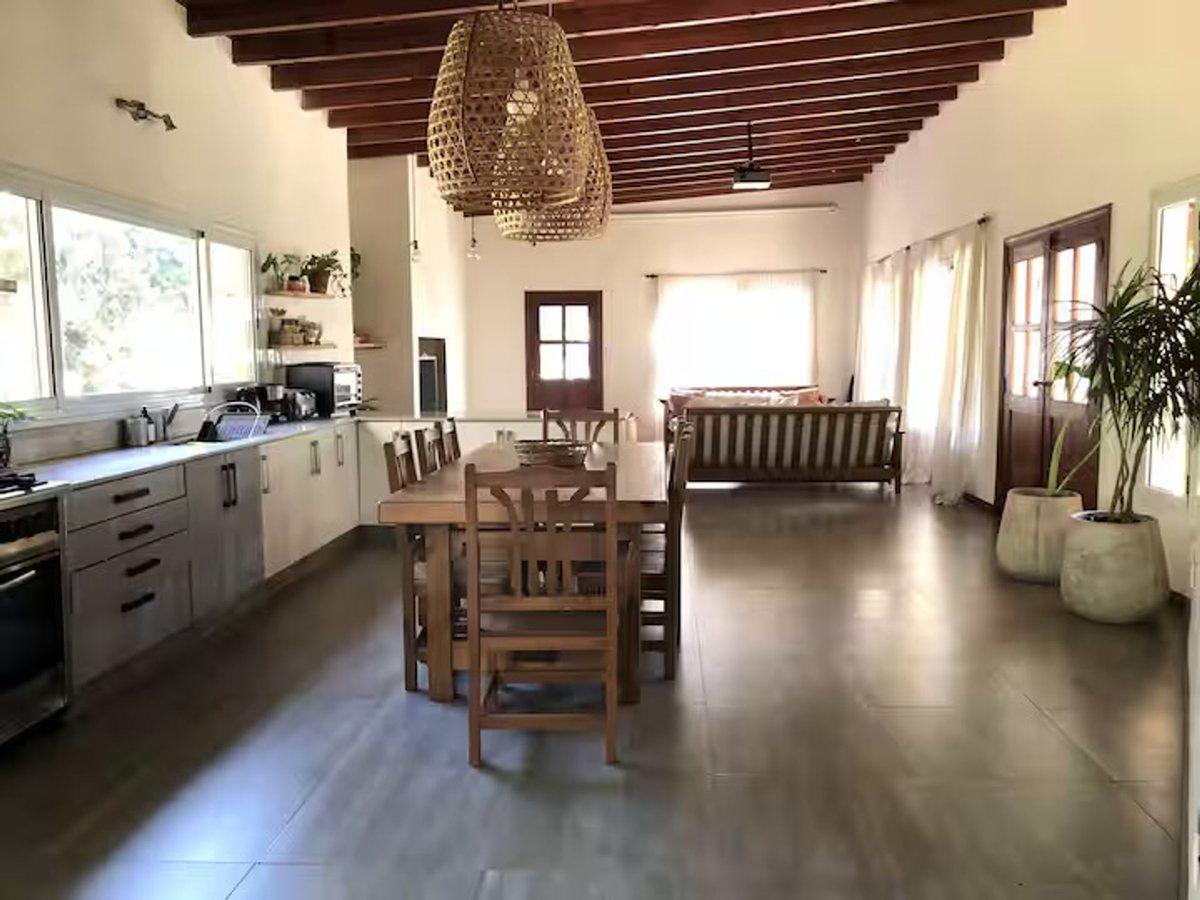 Foto de VENTA CASA CHACRAS URIBELARREA 5 AMB PISCINA, imagen 2