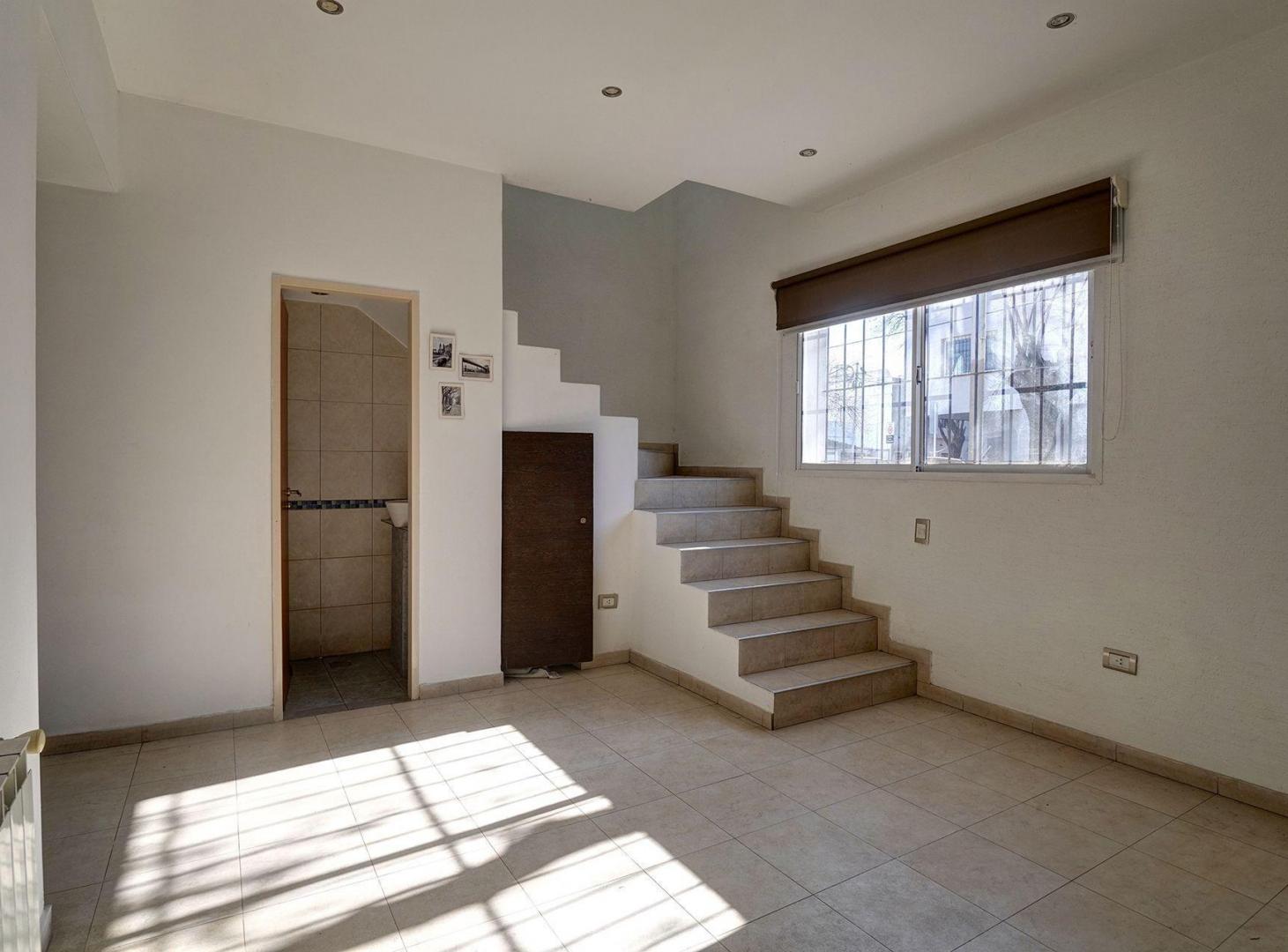 Foto de VENTA CASA 4 AMBIENTES CON COCHERA EN VILLA REAL, imagen 3