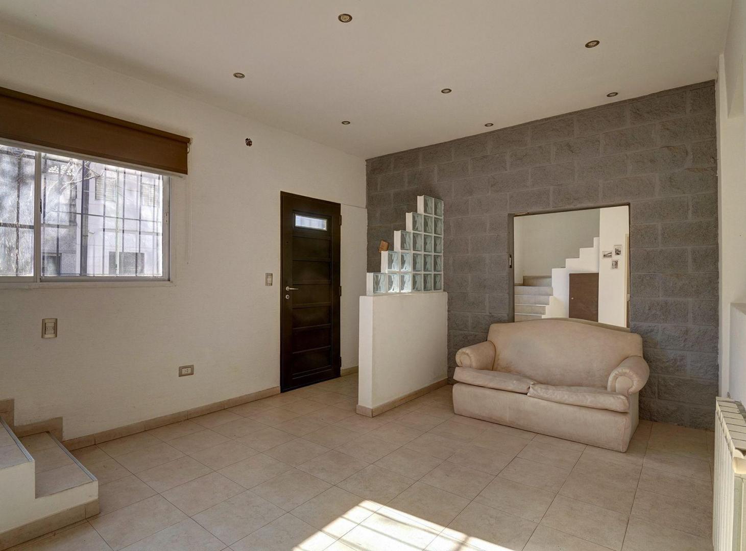 Foto de VENTA CASA 4 AMBIENTES CON COCHERA EN VILLA REAL, imagen 1
