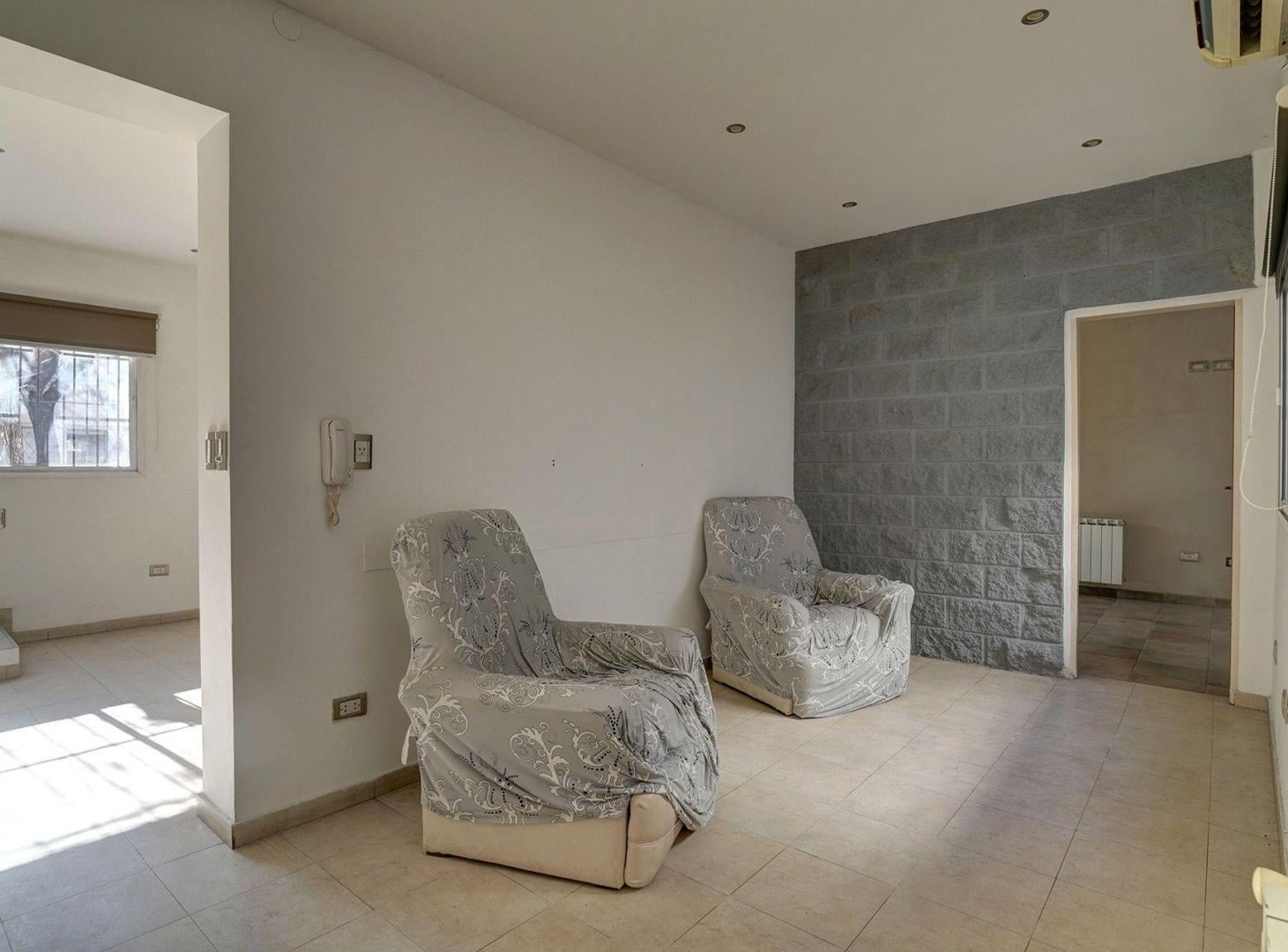 Foto de VENTA CASA 4 AMBIENTES CON COCHERA EN VILLA REAL, imagen 2