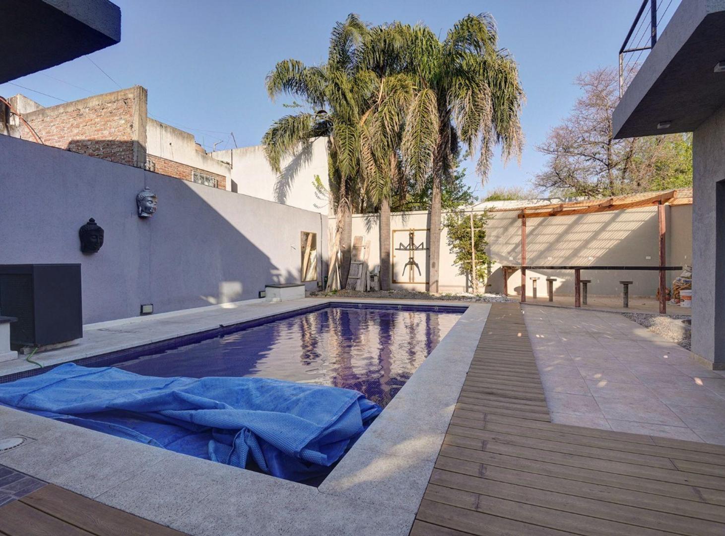Foto de VENTA CASA 5 AMB. PILETA JACCUZZI SAUNA ITUZAINGO, imagen 2