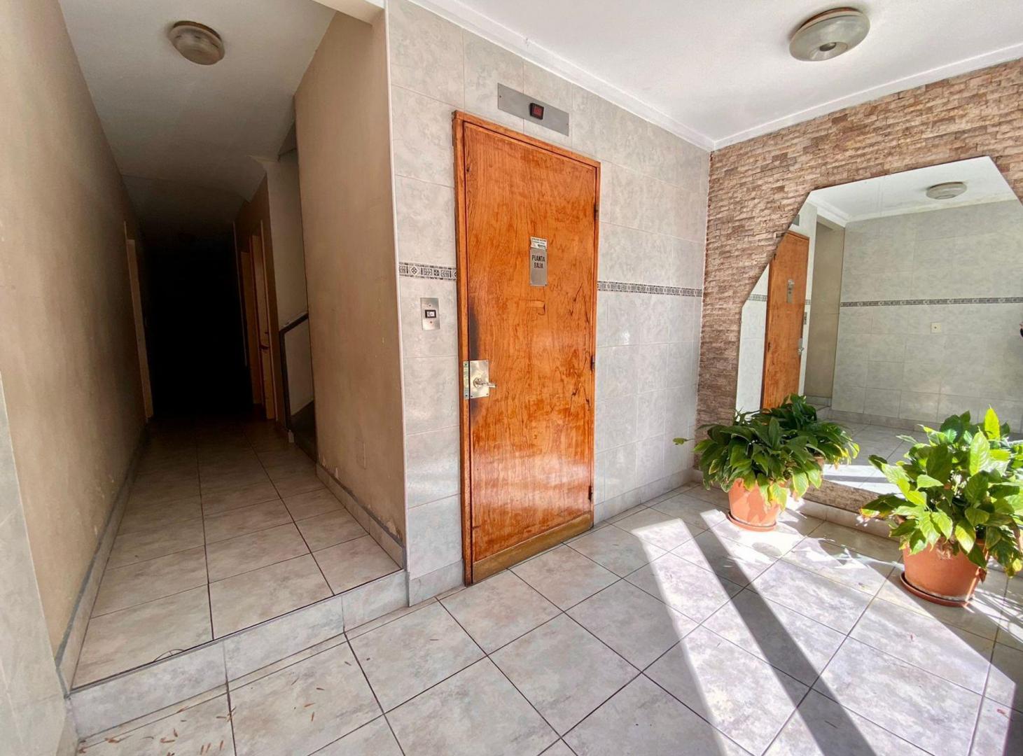Foto de DEPARTAMENTO 2 AMB VENTA EN MONTE CASTRO RECICLADO, imagen 5