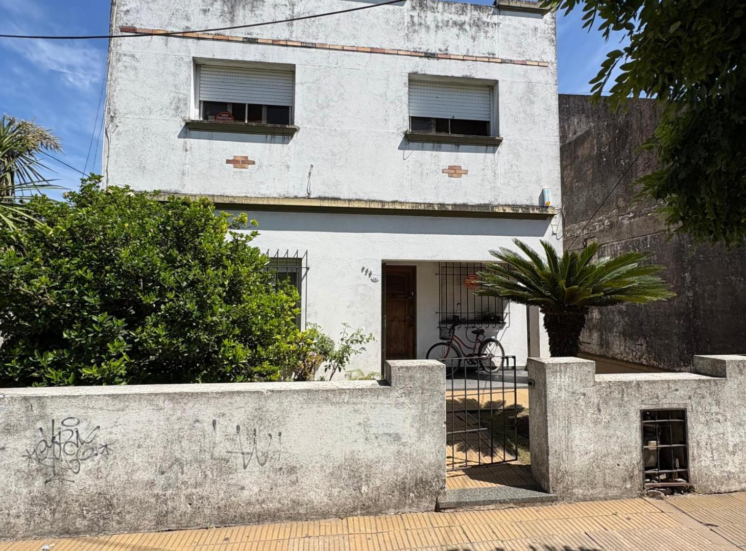 Casa en venta sobre avenida – Excelente ubicación en el centro de General Rodríguez