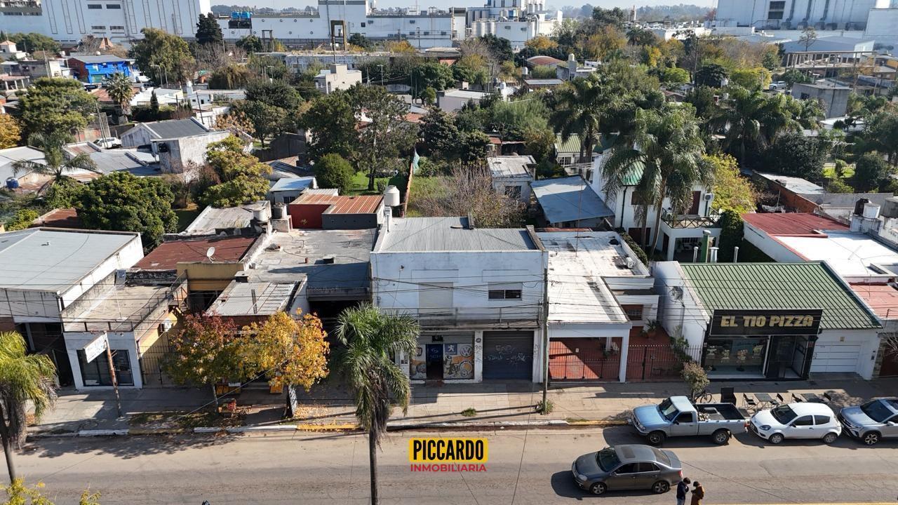 Terreno comercial sobre Av. Italia con local y departamento