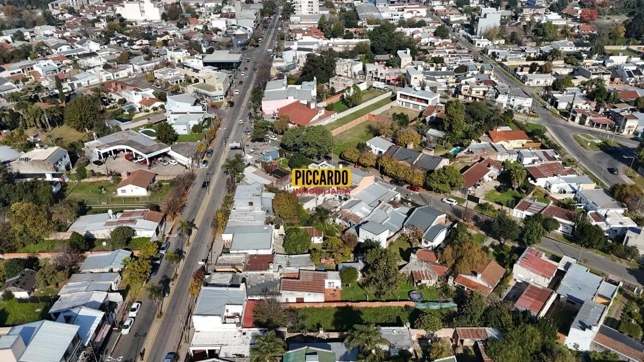 Terreno comercial sobre Av. Italia con local y departamento 2
