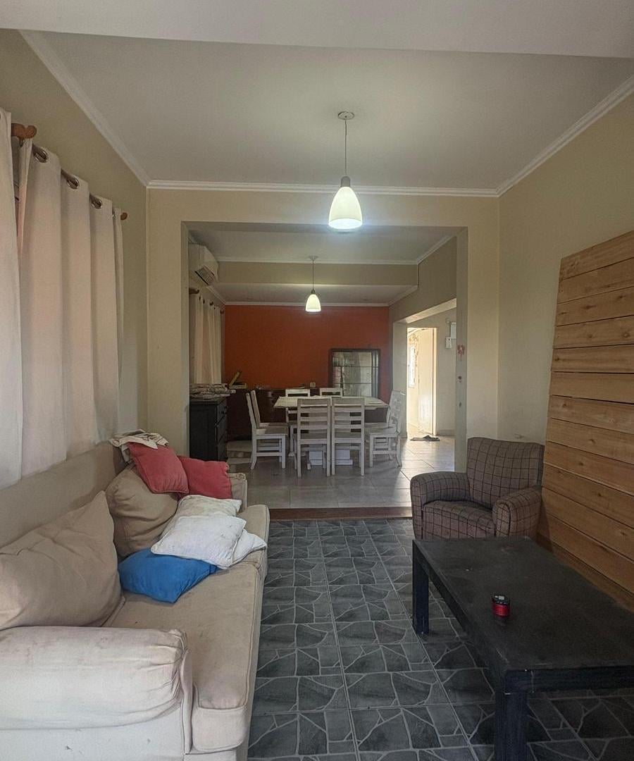 Foto de Casa de 4 ambientes con quincho y amplio jardín en Solares del Oeste, imagen 1