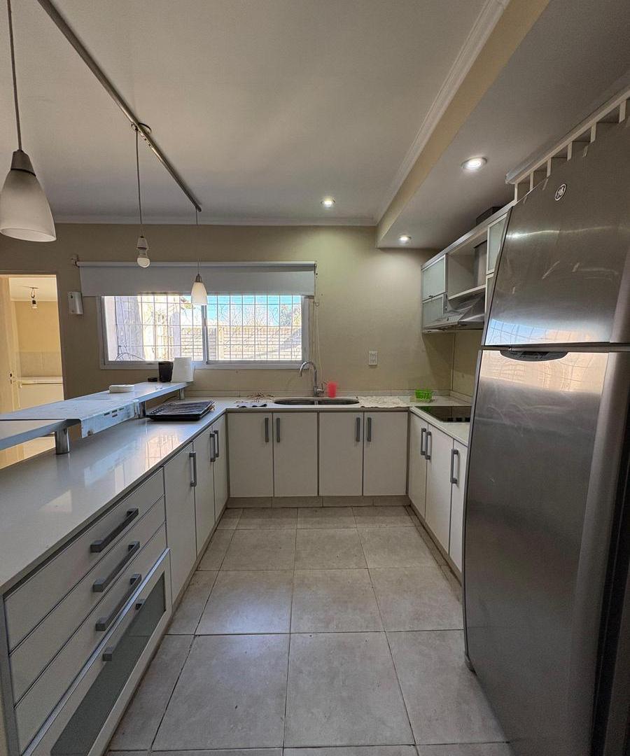 Foto de Casa de 4 ambientes con quincho y amplio jardín en Solares del Oeste, imagen 3