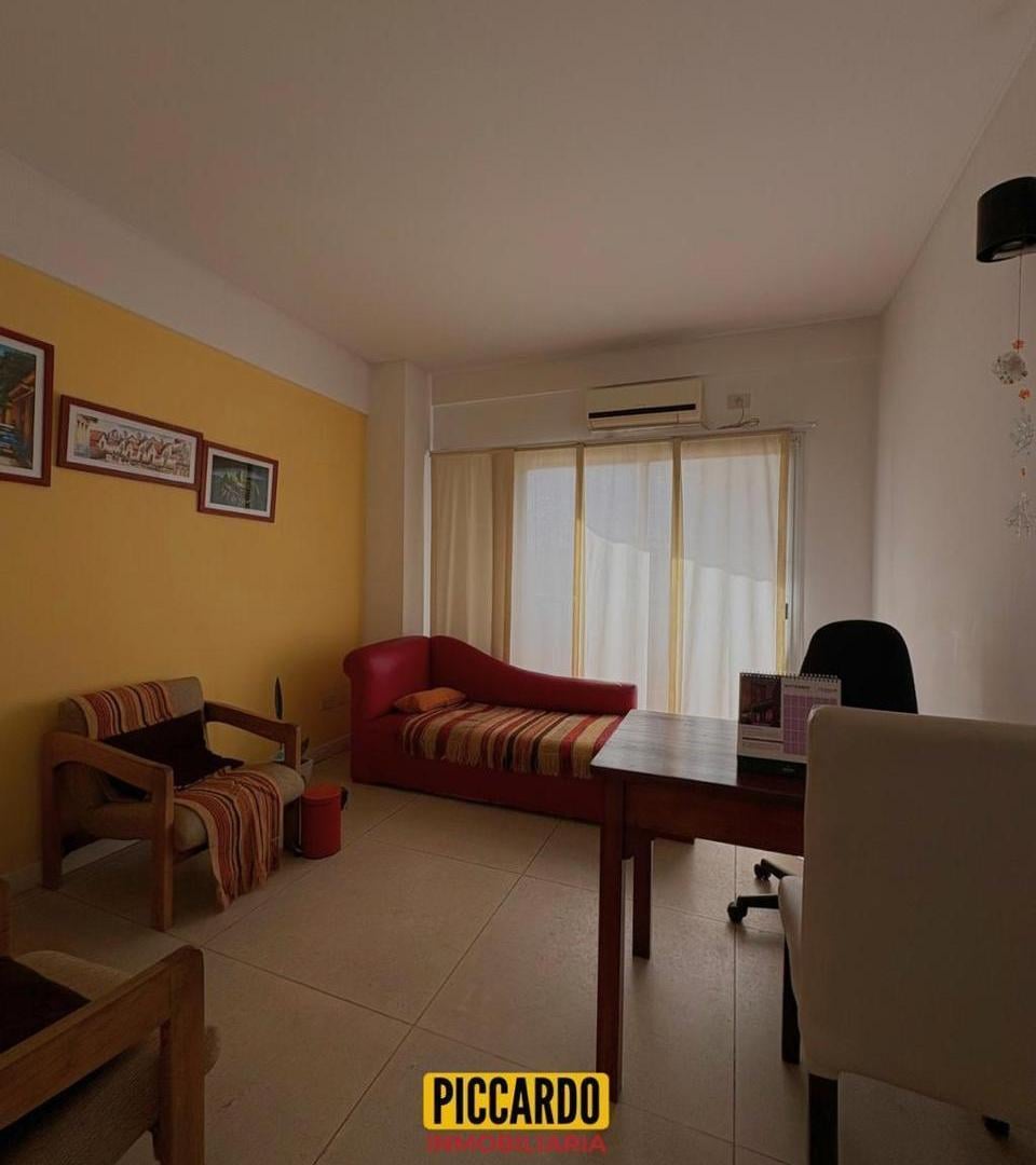 Foto de Departamento de 3 ambientes con jardín interno exclusivo – Centro de, imagen 2