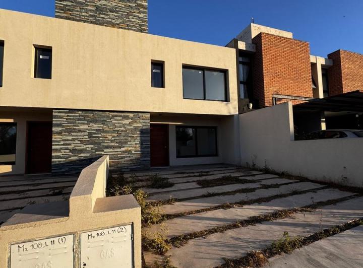 Duplex en ALQUILER en Miradores de Manantiales 3 dormitorios 3 baños 4