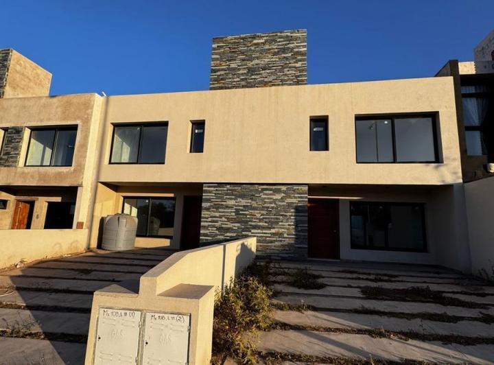 Duplex en ALQUILER en Miradores de Manantiales 3 dormitorios 3 baños 3