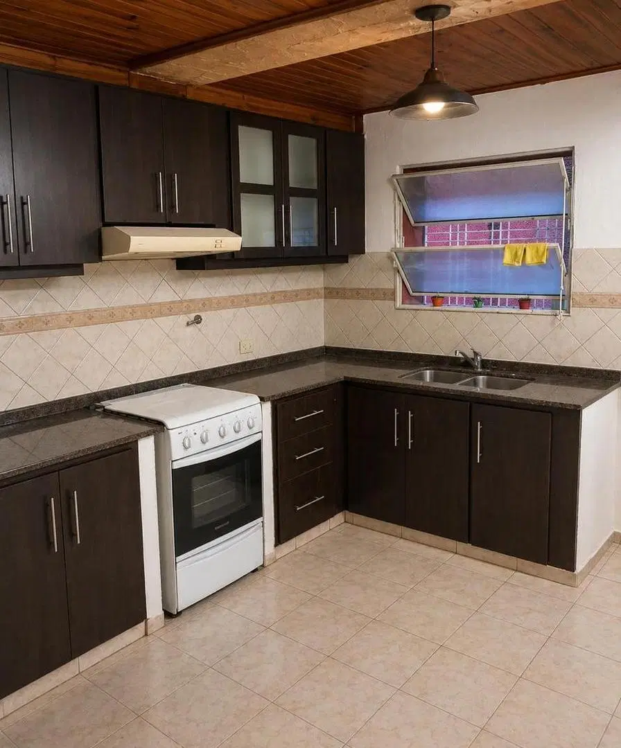 Casa amplia con cinco habitaciones  en la mejor zona de Alta Cordoba 3