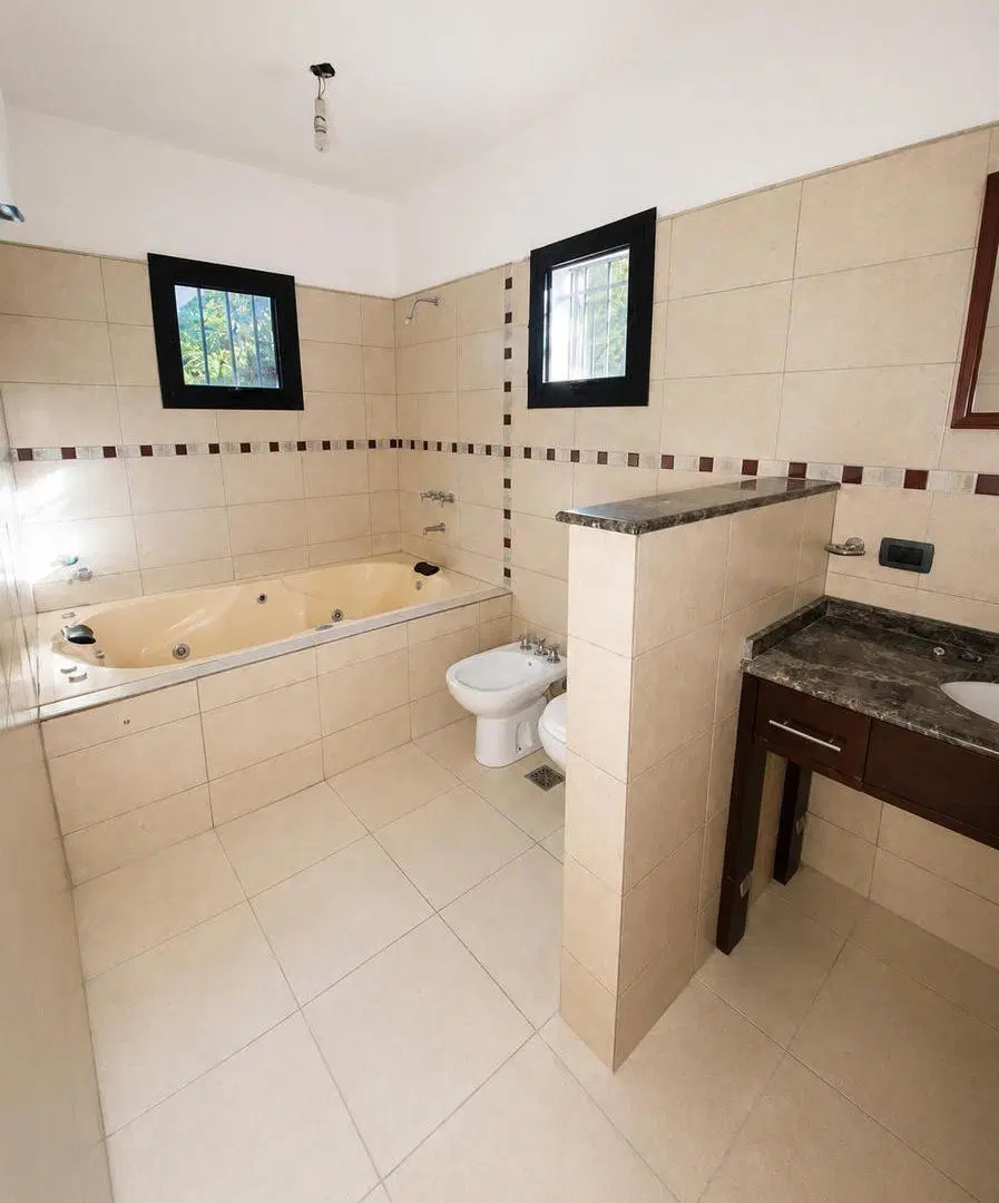 Casa quinta tres dormitorios amplia con gran parque en Quintas de Italia 1
