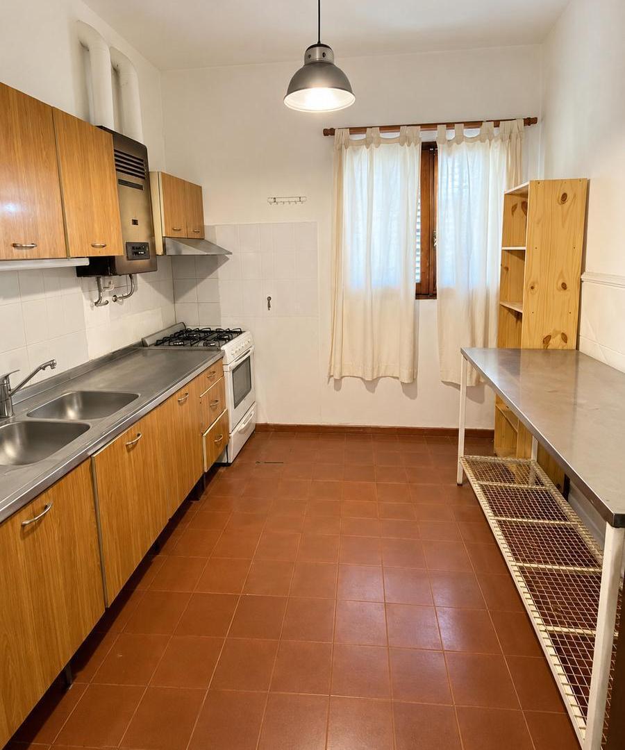 Foto de Casa dos dormitorios con cochera en venta en General Bustos, imagen 3