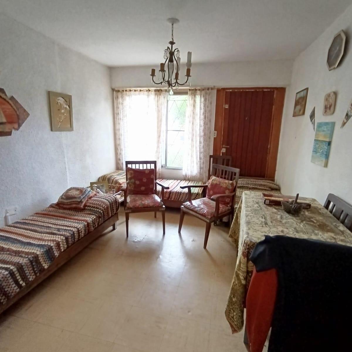 EN VENTA CHALET 3 AMB EN HERMOSA ESQUINA PARQUIZADA, A 7 CUADRAS DE LA COSTA