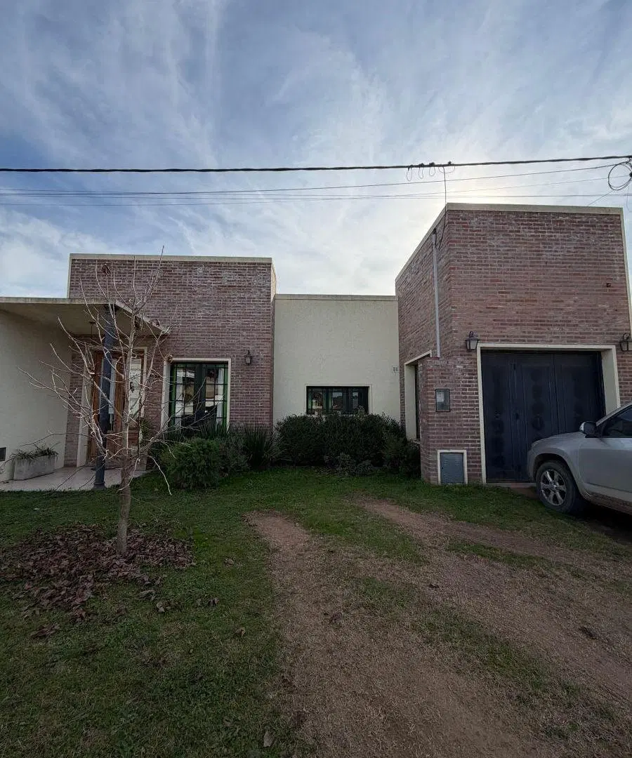 Hermosa y amplia casa en venta – Barrio Altos de Saavedra 2