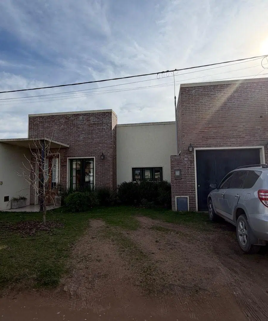 Hermosa y amplia casa en venta – Barrio Altos de Saavedra 3