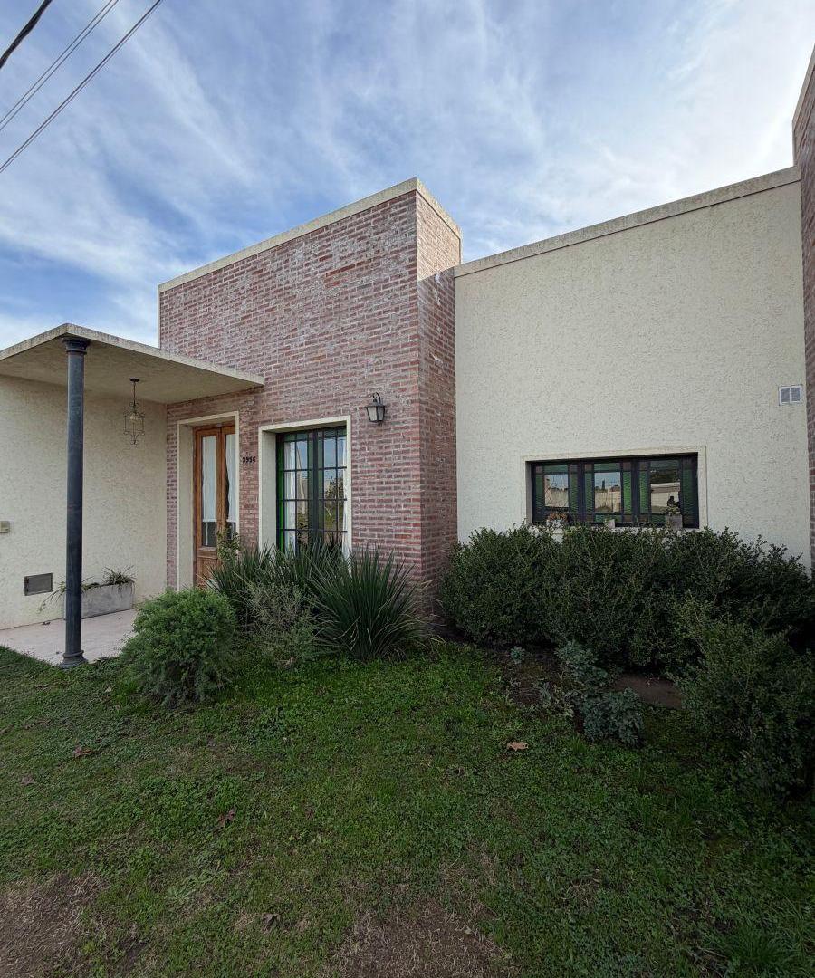 Hermosa y amplia casa en venta – Barrio Altos de Saavedra