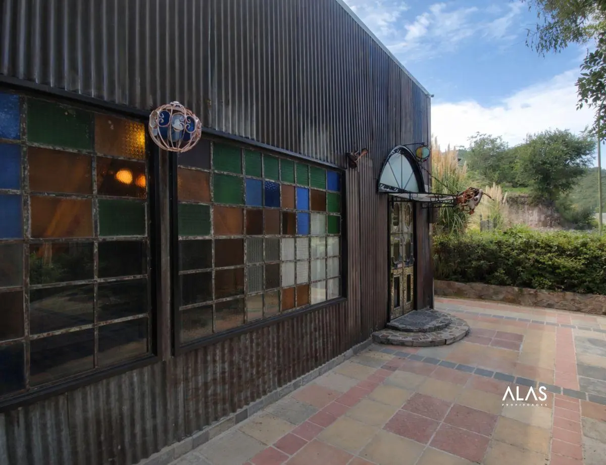 Parador gastronómico único + Vivienda en venta sobre ingreso al Camino del Cuadrado 2