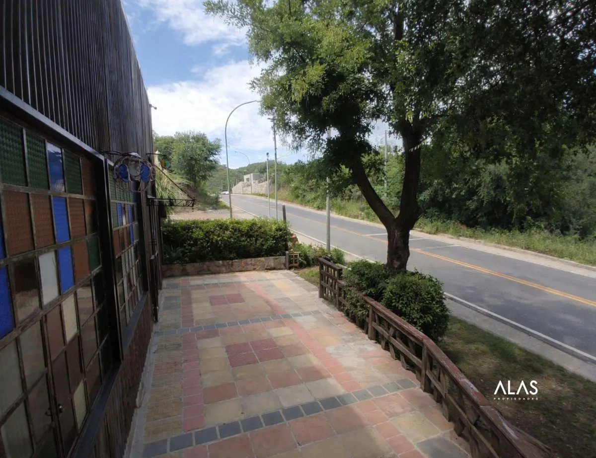Parador gastronómico único + Vivienda en venta sobre ingreso al Camino del Cuadrado 3