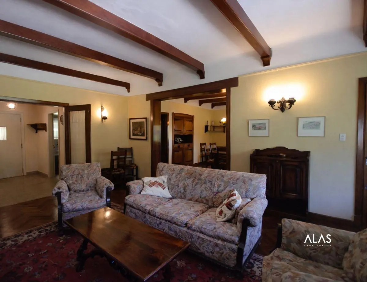Casa con 7.736 m² en venta y con 7 dormitorios en La Falda 4
