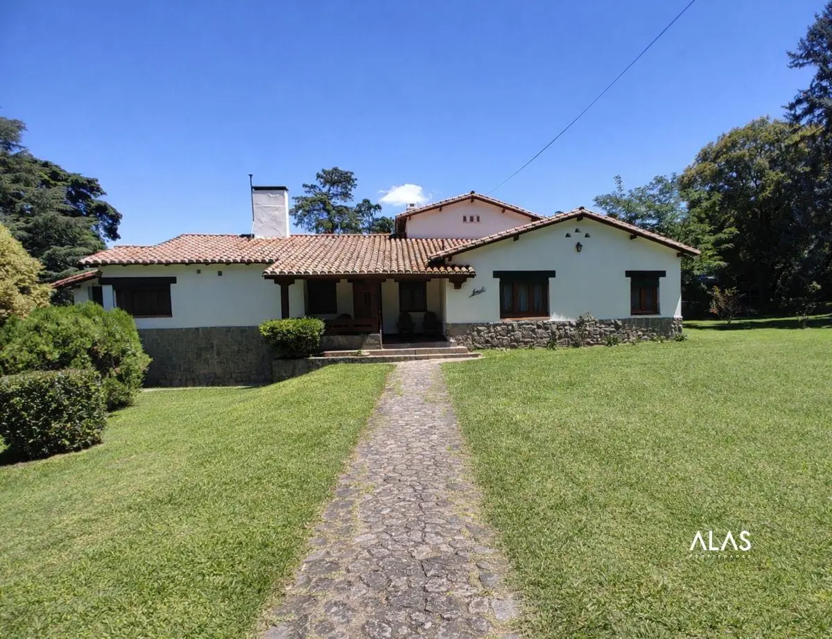 Casa con 7.736 m² en venta y con 7 dormitorios en La Falda 3