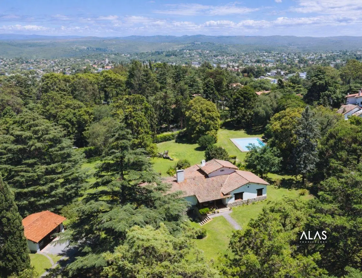 Casa con 7.736 m² en venta y con 7 dormitorios en La Falda 2
