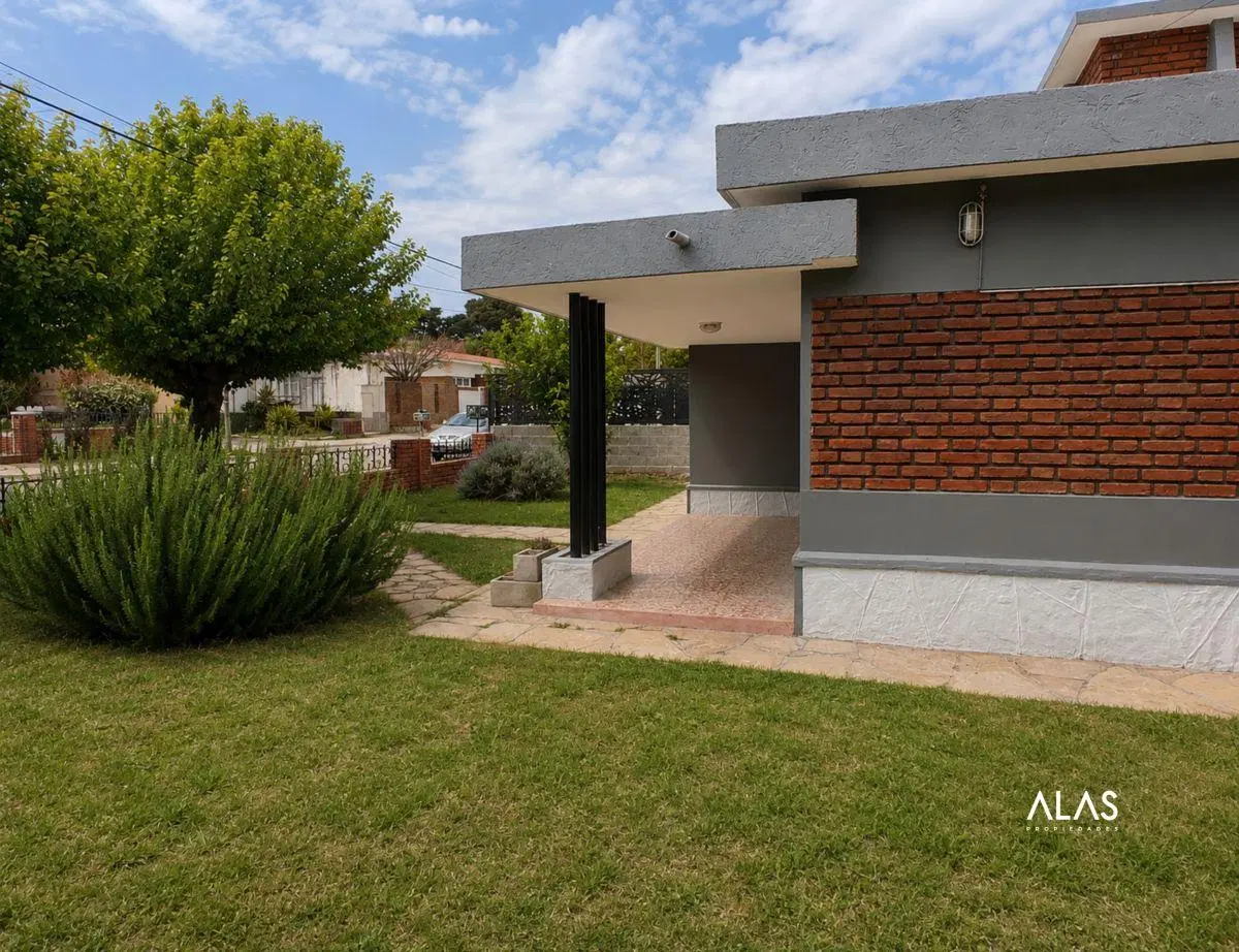 Casa con 2 dormitorios y 275 m² en venta en La Falda 5