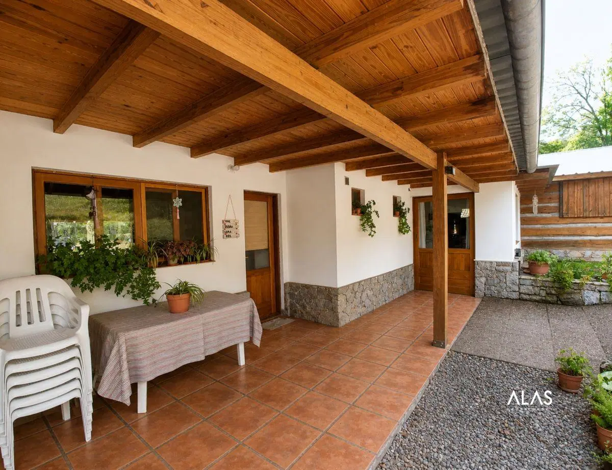 Casa con 2248 m² y 3 habitaciones en venta en La Falda 4