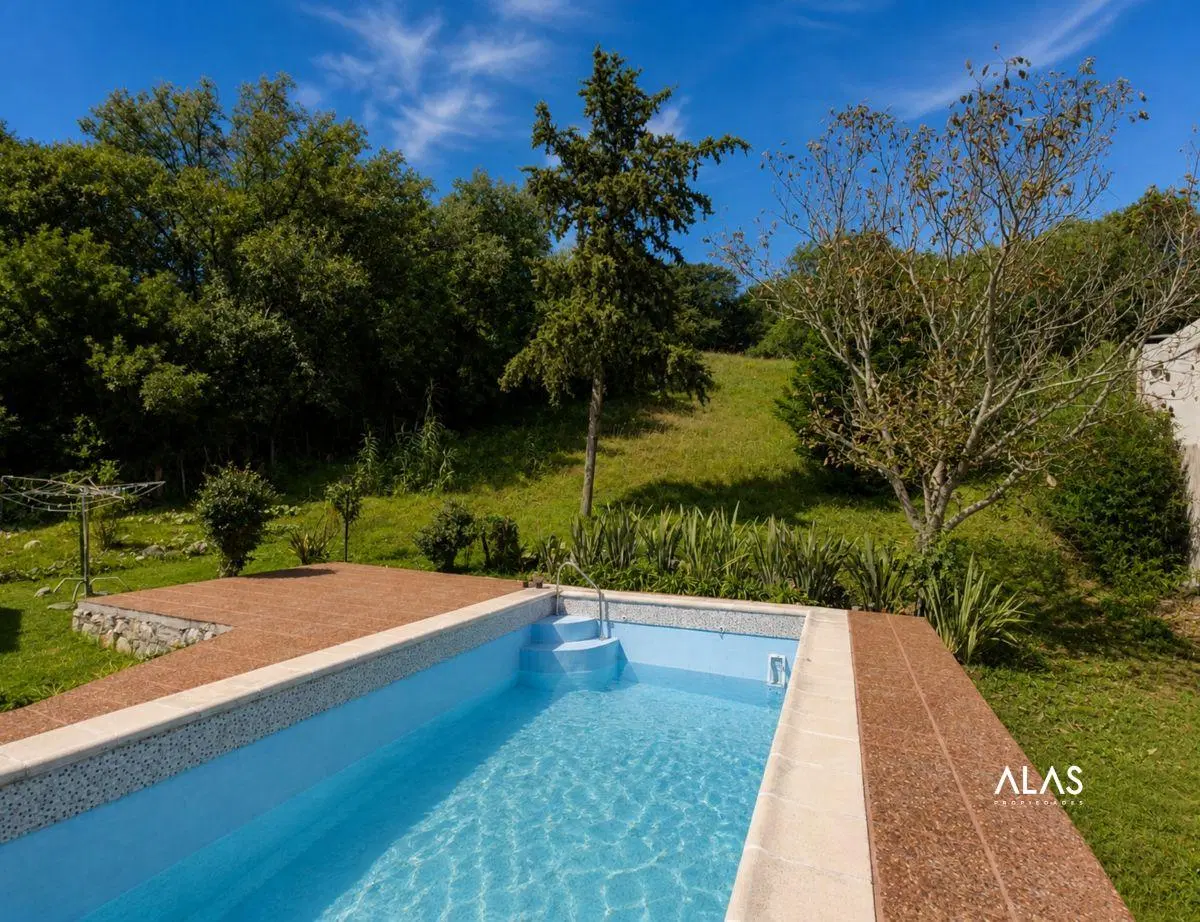 Casa con 2248 m² y 3 habitaciones en venta en La Falda 4