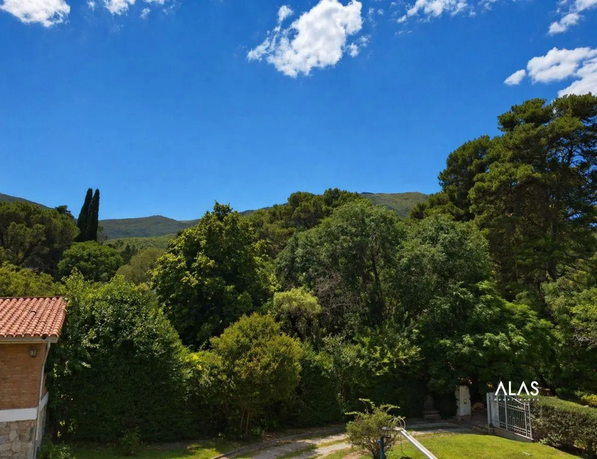 Casa de 418 m² con 3 dormitorios en venta en La Falda 3