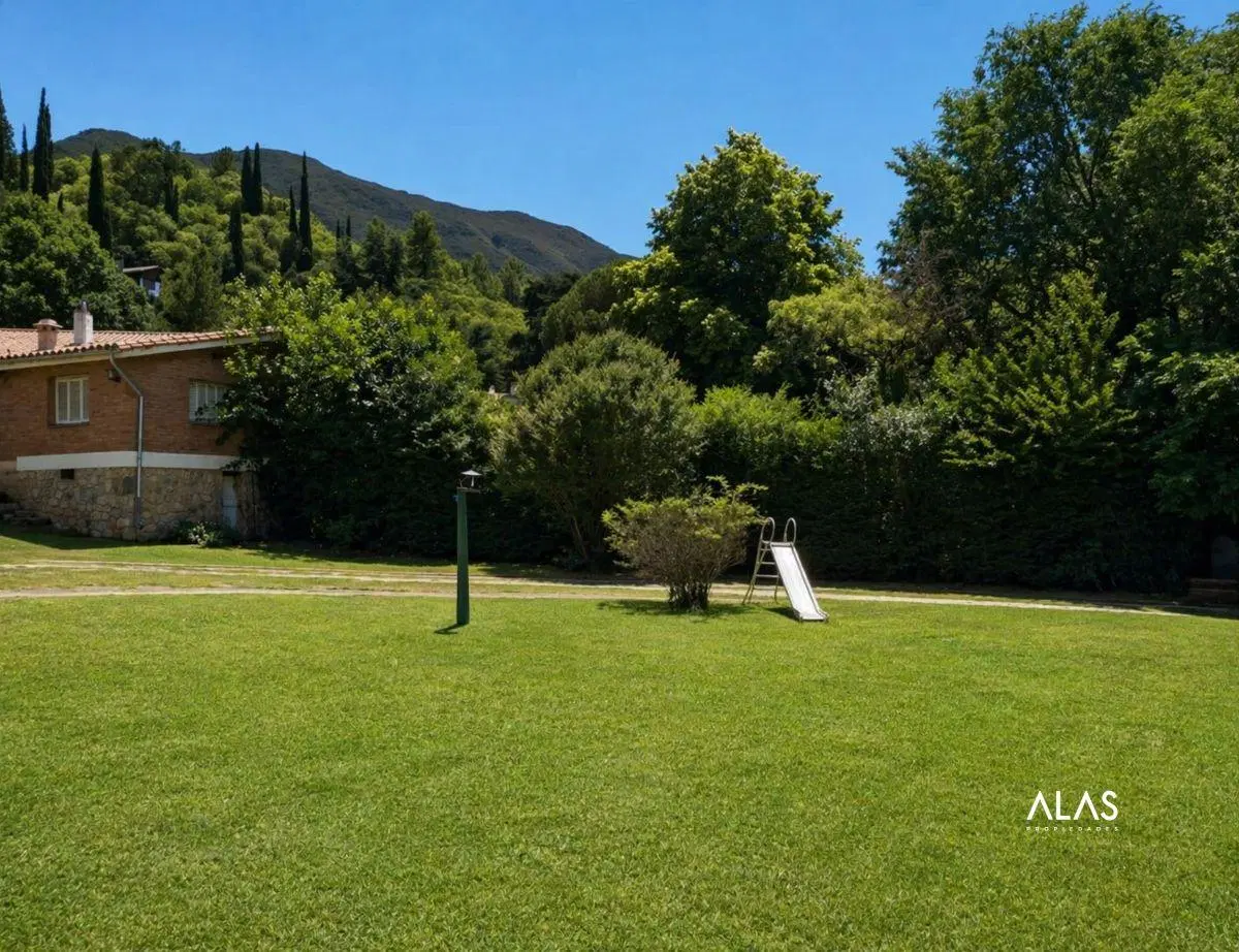 Casa de 418 m² con 3 dormitorios en venta en La Falda 4