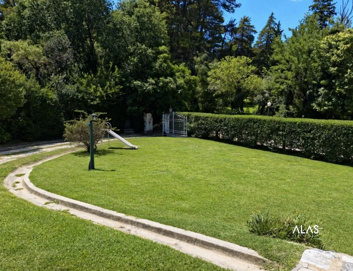 Casa de 418 m² con 3 dormitorios en venta en La Falda 5