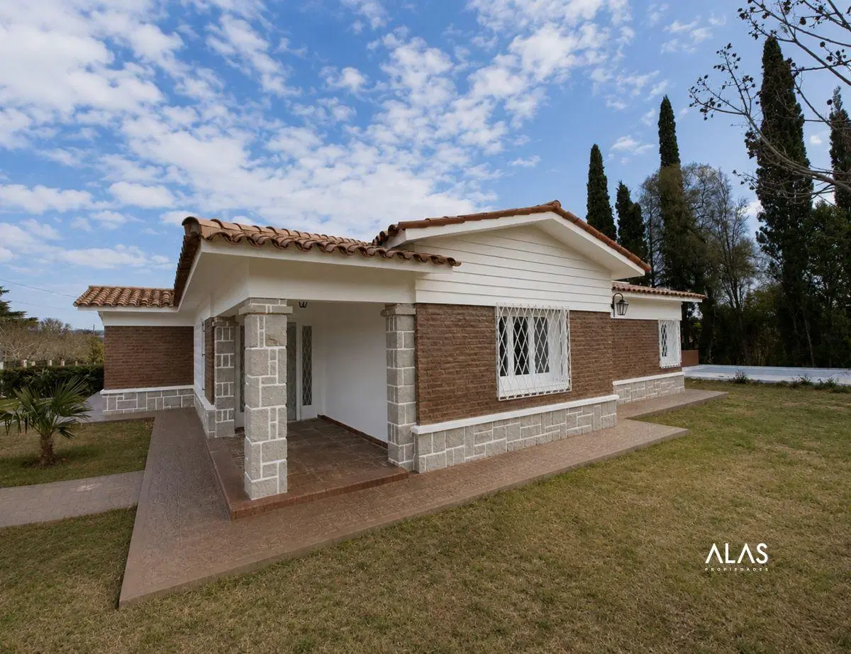 Casa con 4 dormitorios y 908 m² de terreno en venta en La Falda 5