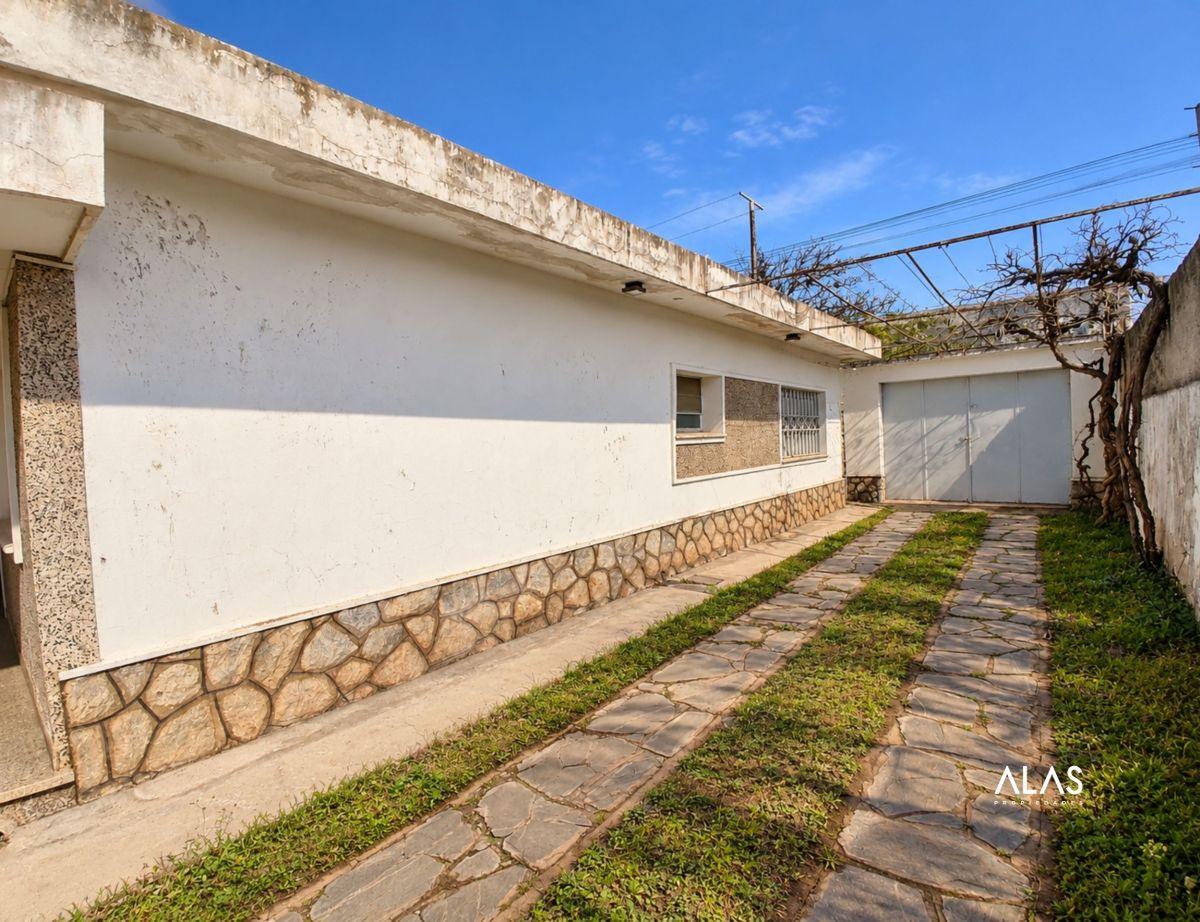 Foto de Casa en venta de 3 dormitorios con amplio garage en La Falda, imagen 4