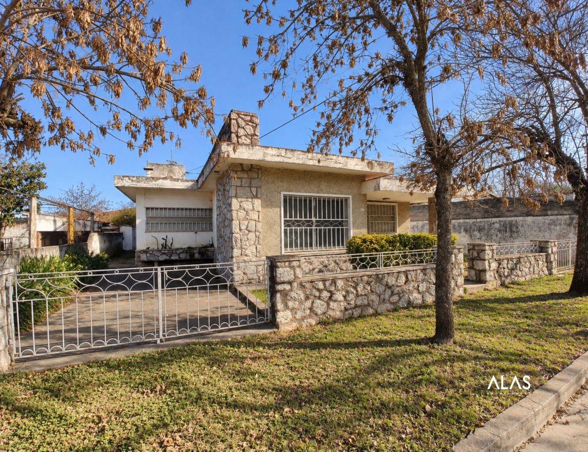 Foto de Casa en venta de 3 dormitorios con amplio garage en La Falda, imagen 1