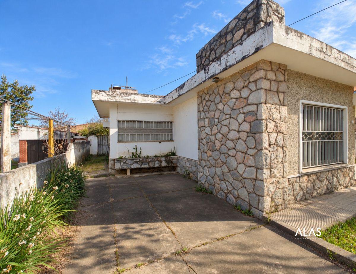 Foto de Casa en venta de 3 dormitorios con amplio garage en La Falda, imagen 2