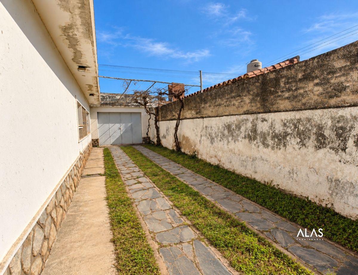 Foto de Casa en venta de 3 dormitorios con amplio garage en La Falda, imagen 3