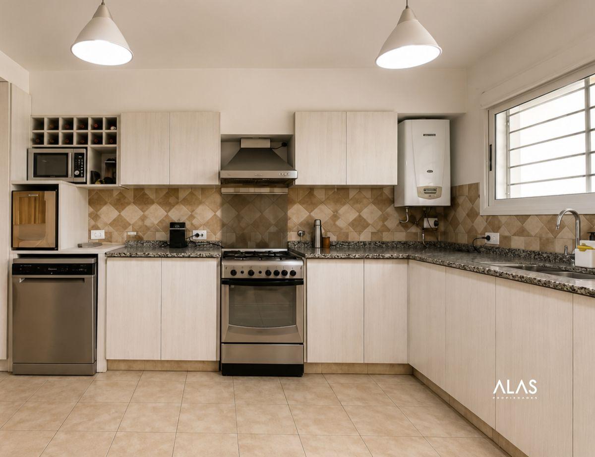 Foto de Dúplex en venta de 3 dormitorios con pileta y jardín en El Refugio, imagen 2