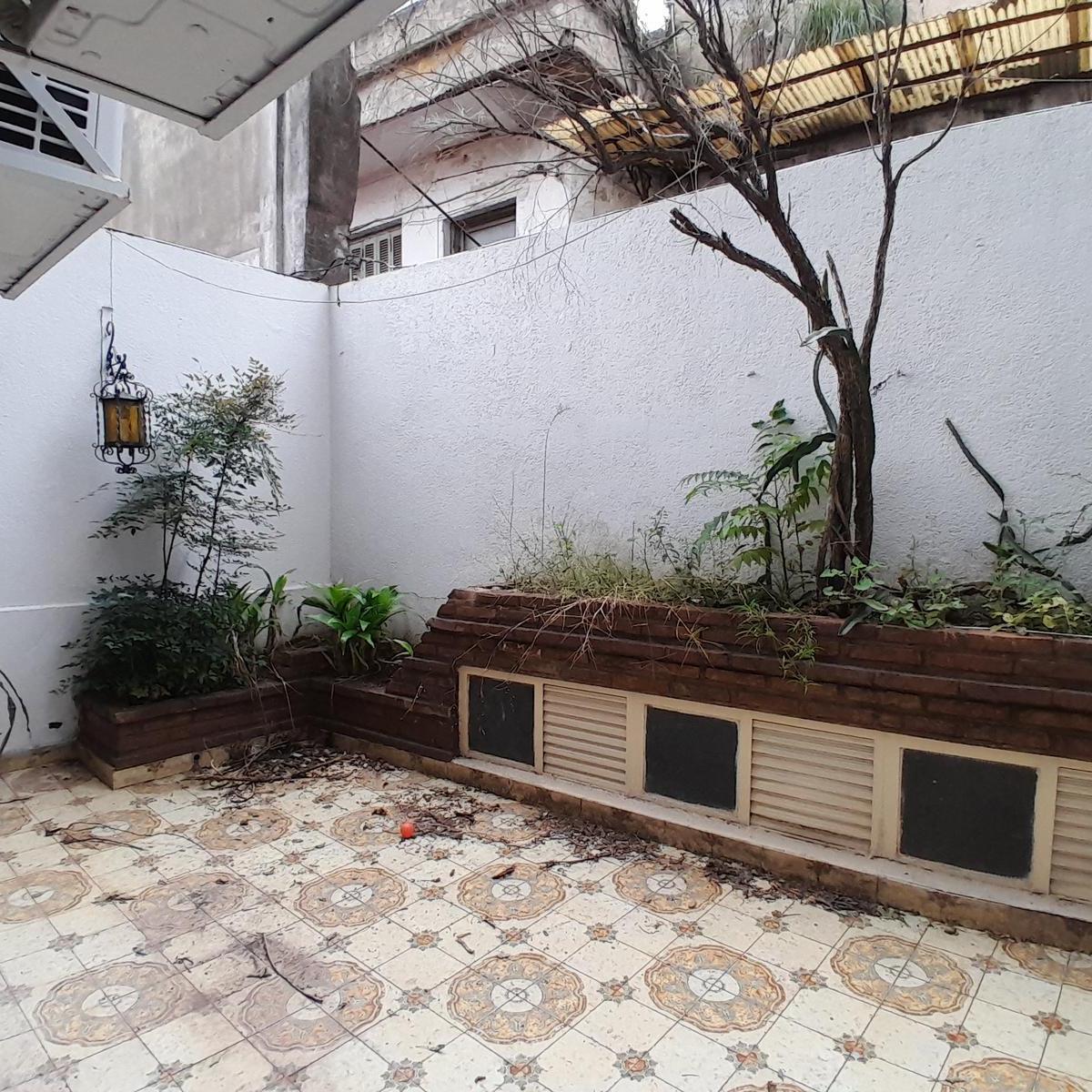 Piso en Venta Al Frente con Dos Patios Descub, Cochera y 2 Bauleras - Caballito 4