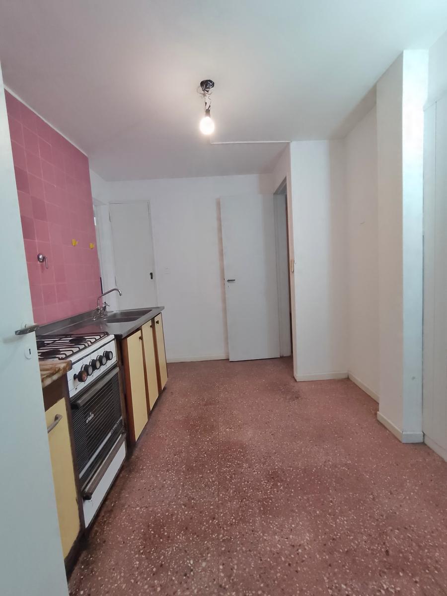 Departamento de 3 Ambientes con 2 Patios a Reciclar - Apto Prof. - ¡Oportunidad! 4