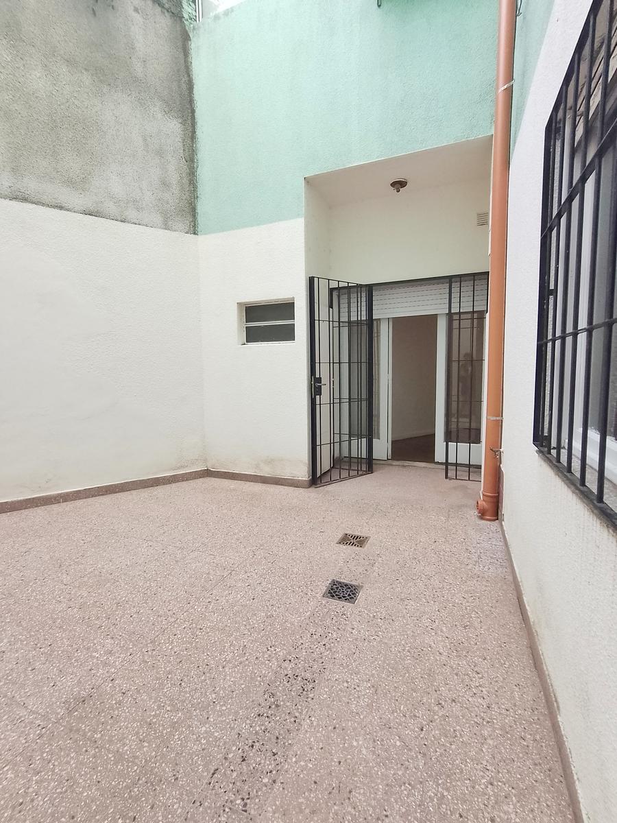 Departamento de 3 Ambientes con 2 Patios a Reciclar - Apto Prof. - ¡Oportunidad! 3