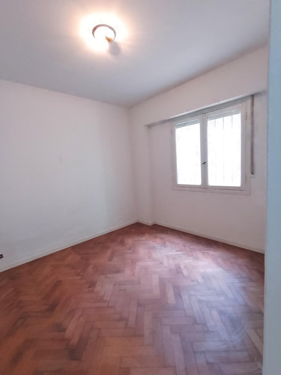 Departamento de 3 Ambientes con 2 Patios a Reciclar - Apto Prof. - ¡Oportunidad! 3