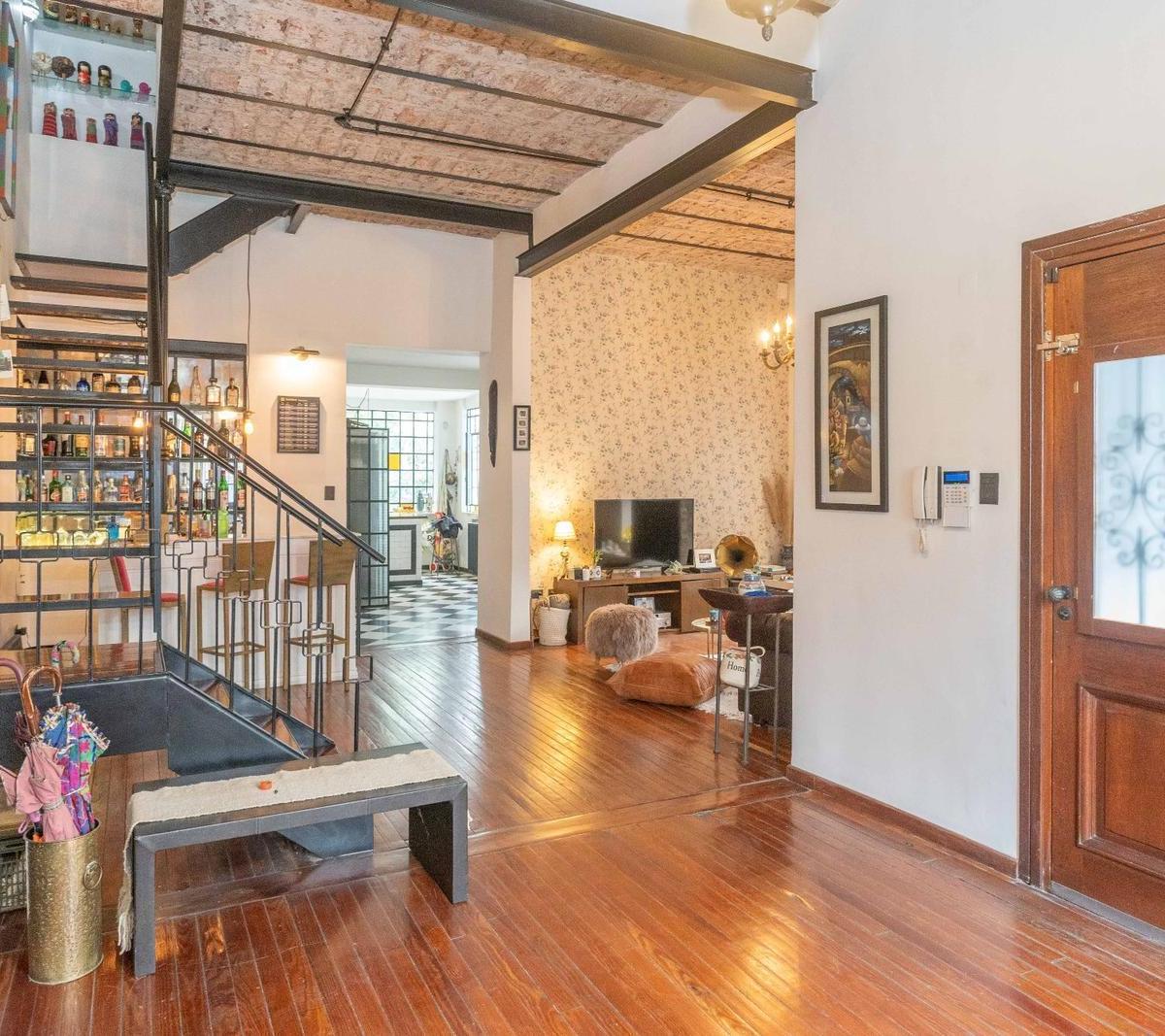 Excelente Casa Remodelada con Estilo Único 1