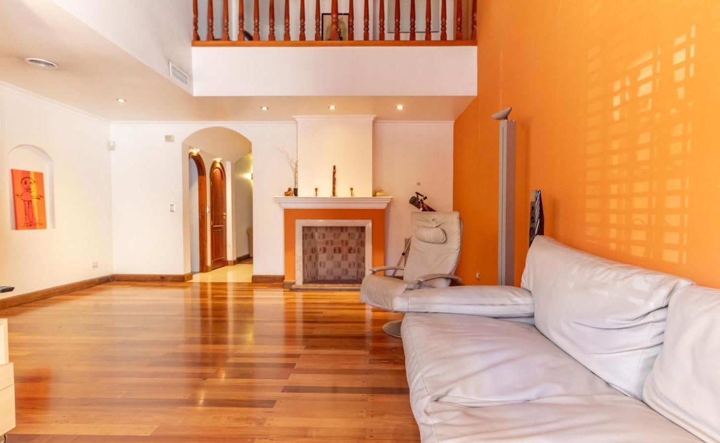 VENTA - CASA DE CATEGORÍA EN VILLA DEVOTO CON COCHERA Y PILETA